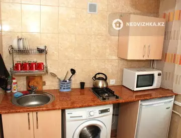 1-комнатная квартира, этаж 2 из 3, 33 м², Посуточно, миниатюра 3