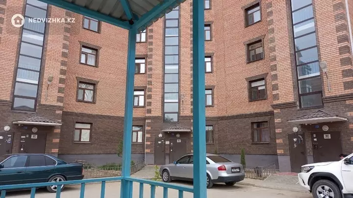 3-комнатная квартира, этаж 4 из 5, 65 м², На длительный срок