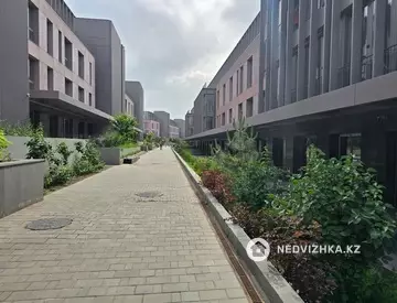 5-комнатная квартира, этаж 2 из 4, 237 м²