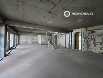 5-комнатная квартира, этаж 2 из 4, 237 м²
