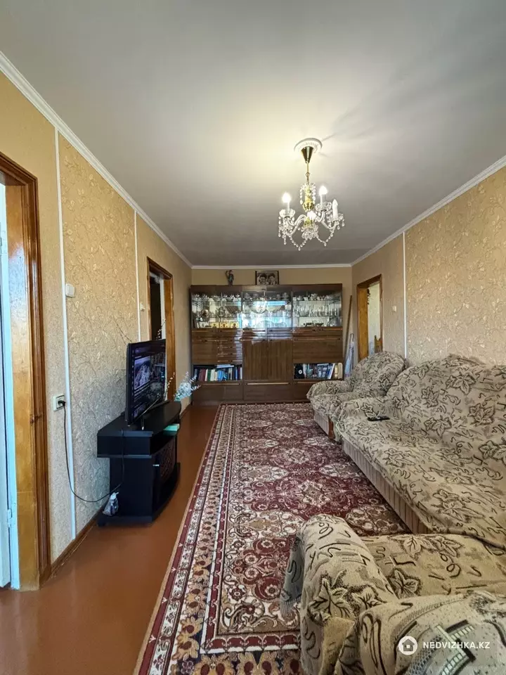 4-комнатная квартира, этаж 2 из 5, 64 м², фотография 2