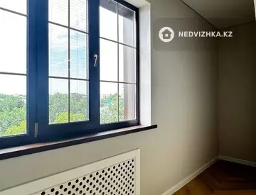 4-комнатная квартира, этаж 6 из 6, 220 м²