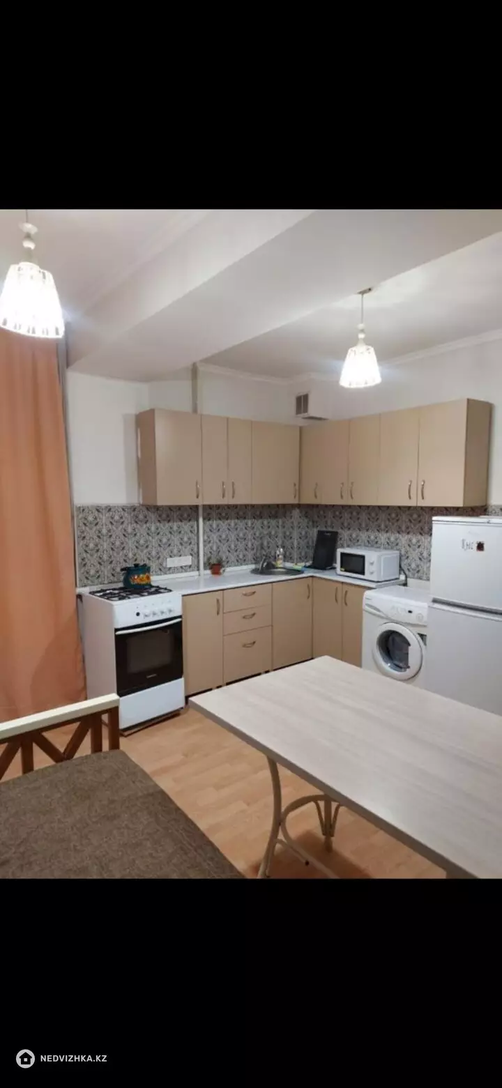 1-комнатная квартира, этаж 3 из 9, 40 м², Посуточно, фотография 3