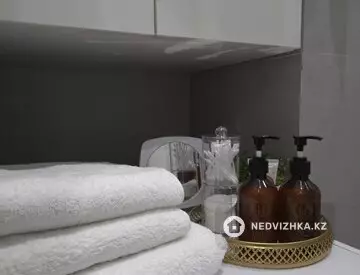1-комнатная квартира, этаж 9 из 14, 40 м², Посуточно, миниатюра 12