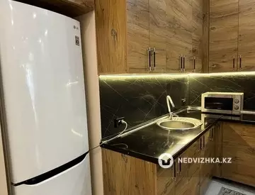 3-комнатная квартира, этаж 9 из 18, 54 м², миниатюра 2
