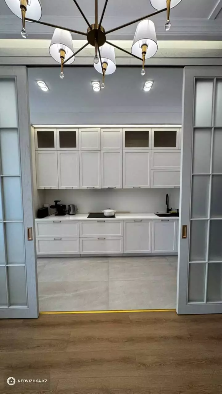 6-комнатная квартира, этаж 1 из 3, 170 м², фотография 2