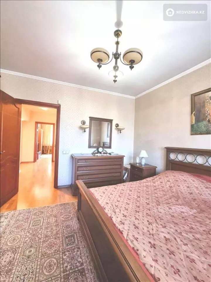 4-комнатная квартира, этаж 4 из 5, 140 м², фотография 4