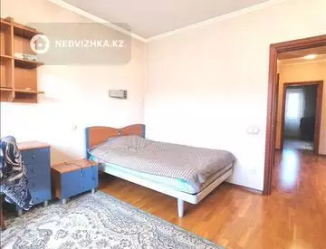 4-комнатная квартира, этаж 4 из 5, 140 м²