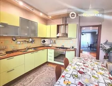 4-комнатная квартира, этаж 4 из 5, 140 м²