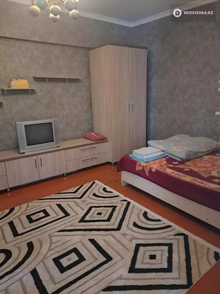 1-комнатная квартира, этаж 1 из 4, 34 м², Посуточно, фотография 4
