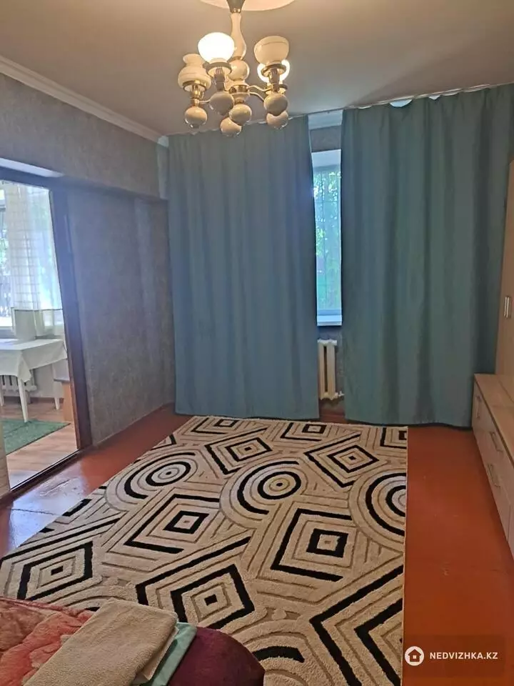 1-комнатная квартира, этаж 1 из 4, 34 м², Посуточно, фотография 2
