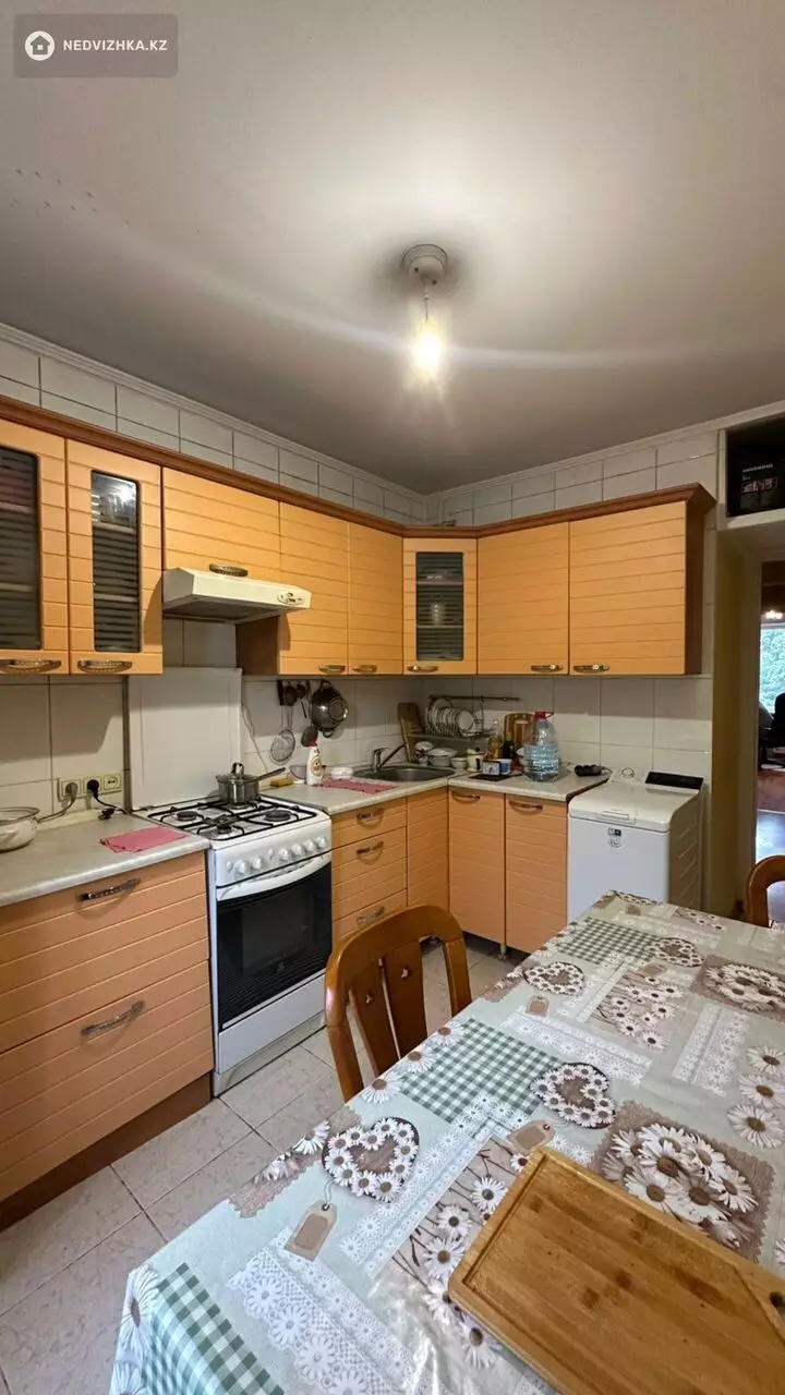 4-комнатная квартира, этаж 4 из 4, 74 м², фотография 2