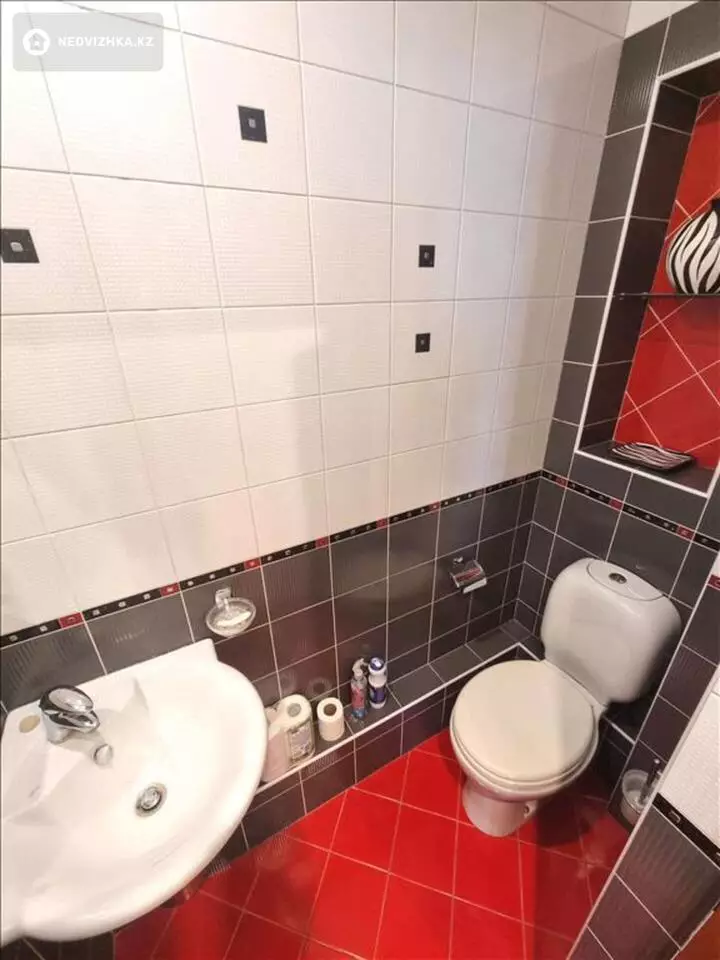 4-комнатная квартира, этаж 4 из 5, 140 м², фотография 2