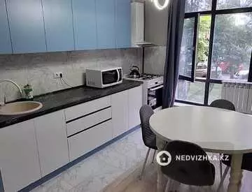 2-комнатная квартира, этаж 1 из 5, 63 м², миниатюра 2