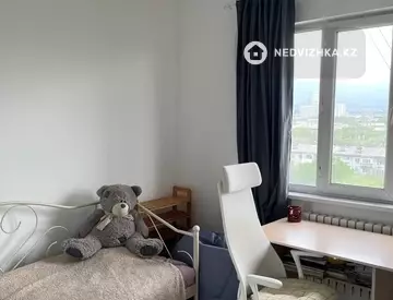 3-комнатная квартира, этаж 9 из 10, 82 м², миниатюра 2