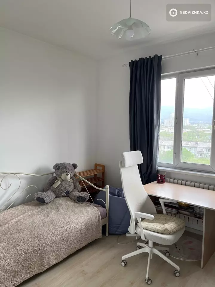 3-комнатная квартира, этаж 9 из 10, 82 м², фотография 2