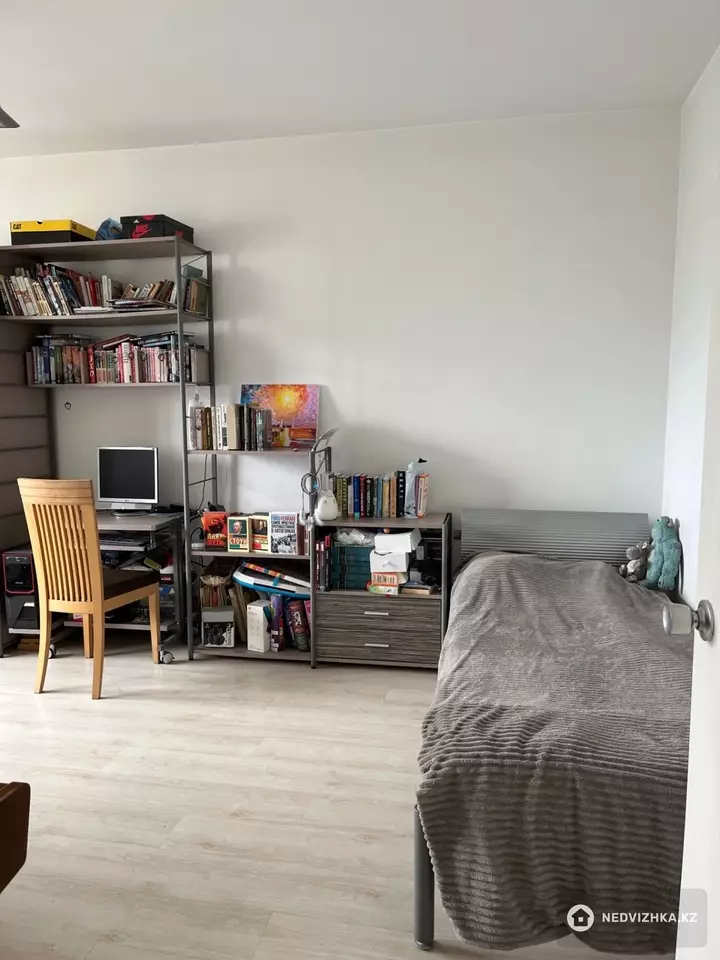3-комнатная квартира, этаж 9 из 10, 82 м², фотография 3