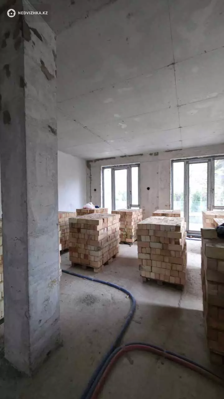 4-комнатная квартира, этаж 1 из 3, 230 м², фотография 4