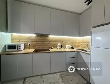 1-комнатная квартира, этаж 8 из 16, 37 м², миниатюра 1