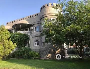 8-комнатный дом, 11 соток, 374 м², На длительный срок