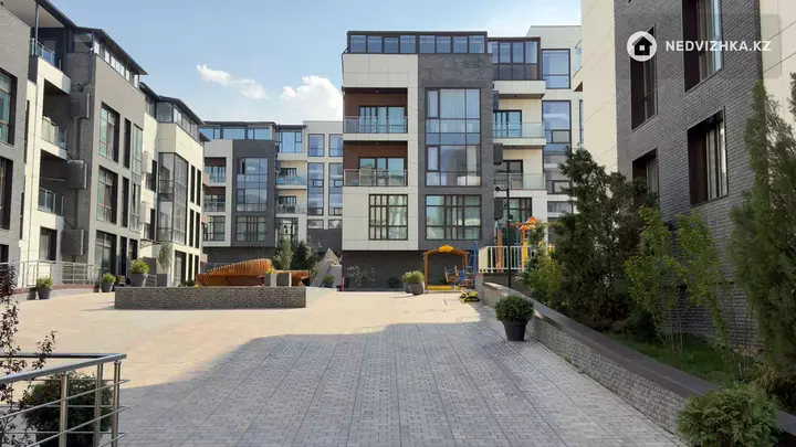 5-комнатная квартира, этаж 4 из 4, 168 м²