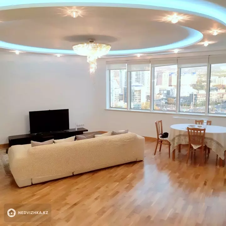 2-комнатная квартира, этаж 17 из 32, 92 м², На длительный срок, фотография 2