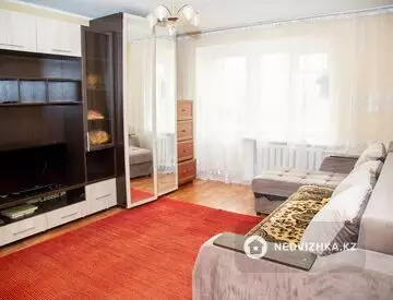 2-комнатная квартира, этаж 1 из 12, 50 м², миниатюра 1