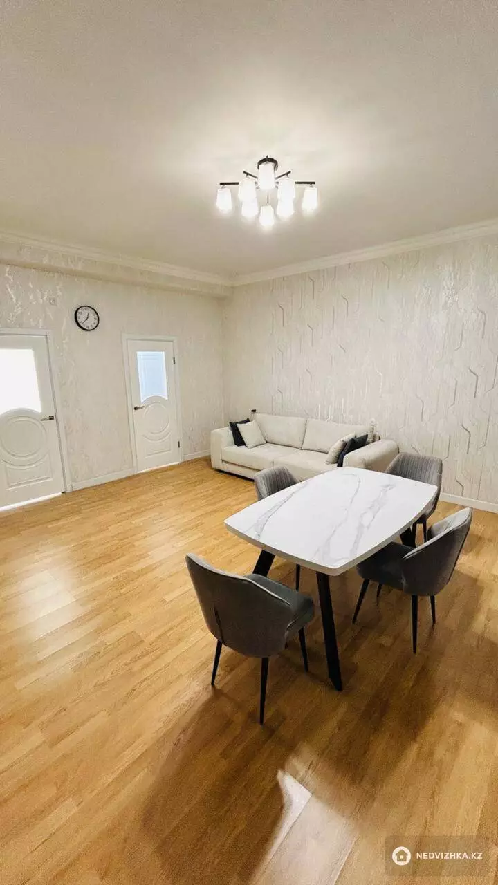 4-комнатная квартира, этаж 4 из 5, 115 м², фотография 2