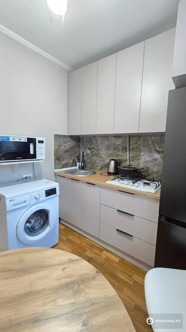 1-комнатная квартира, этаж 3 из 4, 38 м², Посуточно, фотография 4