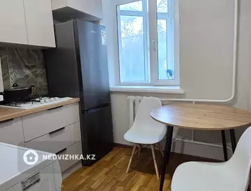 1-комнатная квартира, этаж 3 из 4, 38 м², Посуточно, миниатюра 6