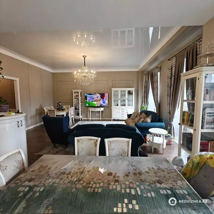 4-комнатная квартира, этаж 3 из 6, 148 м², фотография 2
