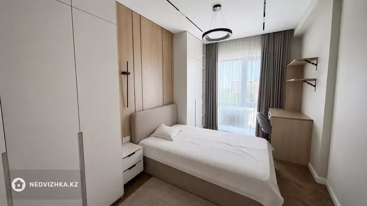 4-комнатная квартира, этаж 4 из 5, 236 м², фотография 3