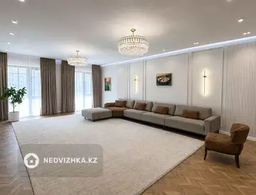 4-комнатная квартира, этаж 4 из 5, 236 м², миниатюра 1