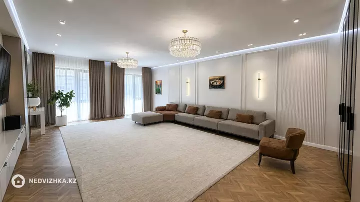 4-комнатная квартира, этаж 4 из 5, 236 м²