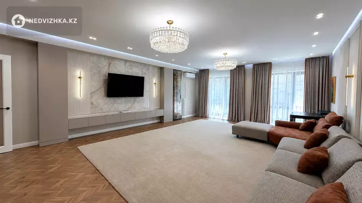 4-комнатная квартира, этаж 4 из 5, 236 м², фотография 2