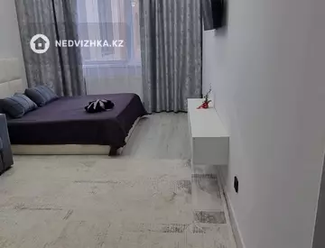 1-комнатная квартира, этаж 9 из 17, 55 м², Посуточно