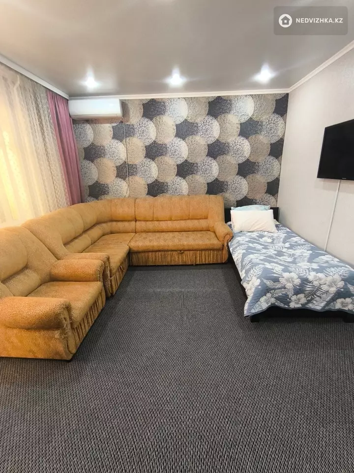 3-комнатная квартира, этаж 12 из 12, 74 м², фотография 2