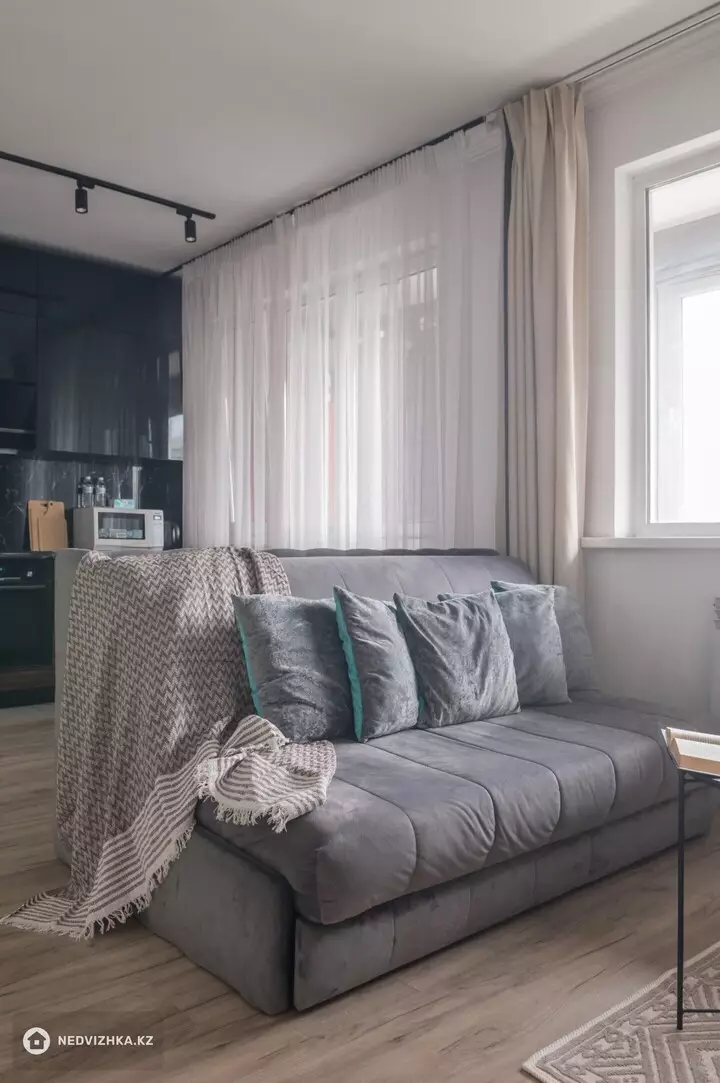 1-комнатная квартира, этаж 8 из 12, 40 м², Посуточно, фотография 2