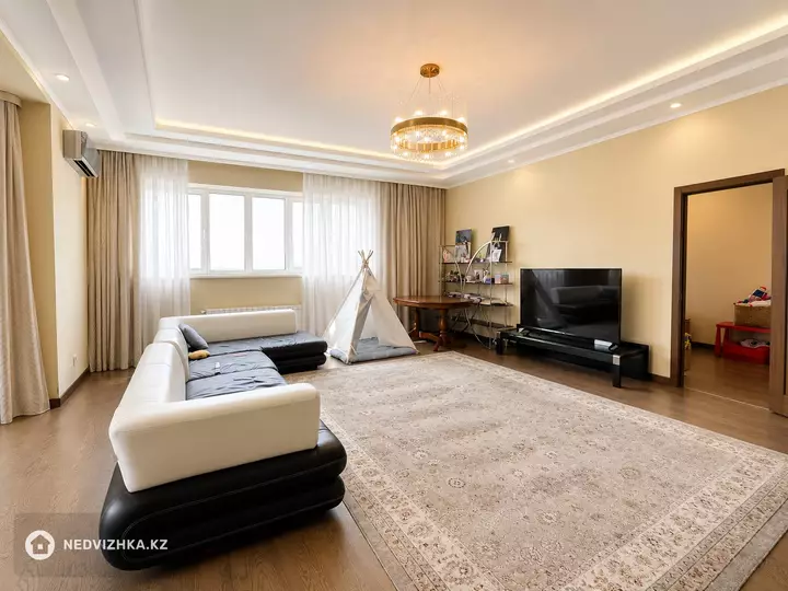 4-комнатная квартира, этаж 10 из 10, 160 м², фотография 2
