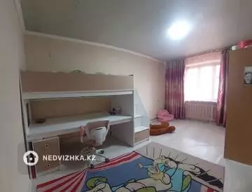 4-комнатная квартира, этаж 3 из 3, 81 м²