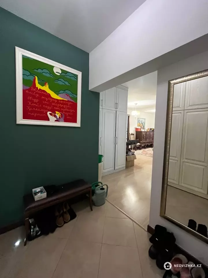 4-комнатная квартира, этаж 4 из 6, 132 м², фотография 2