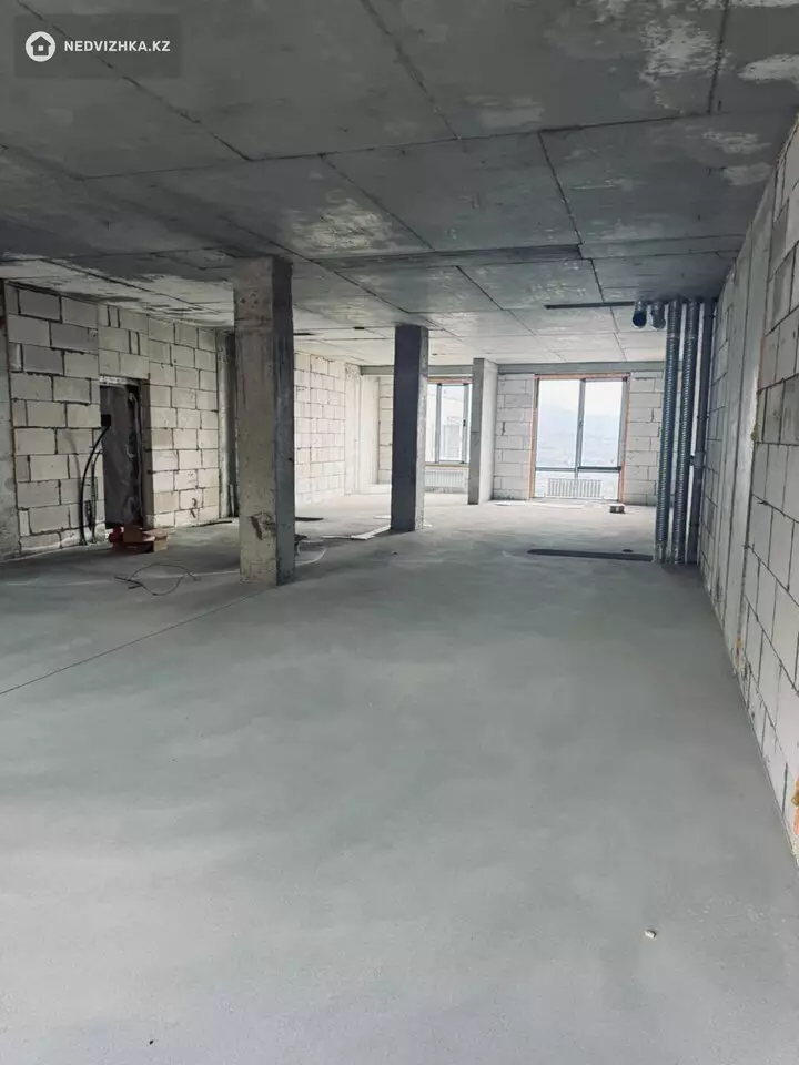 3-комнатная квартира, этаж 2 из 3, 93 м², фотография 3