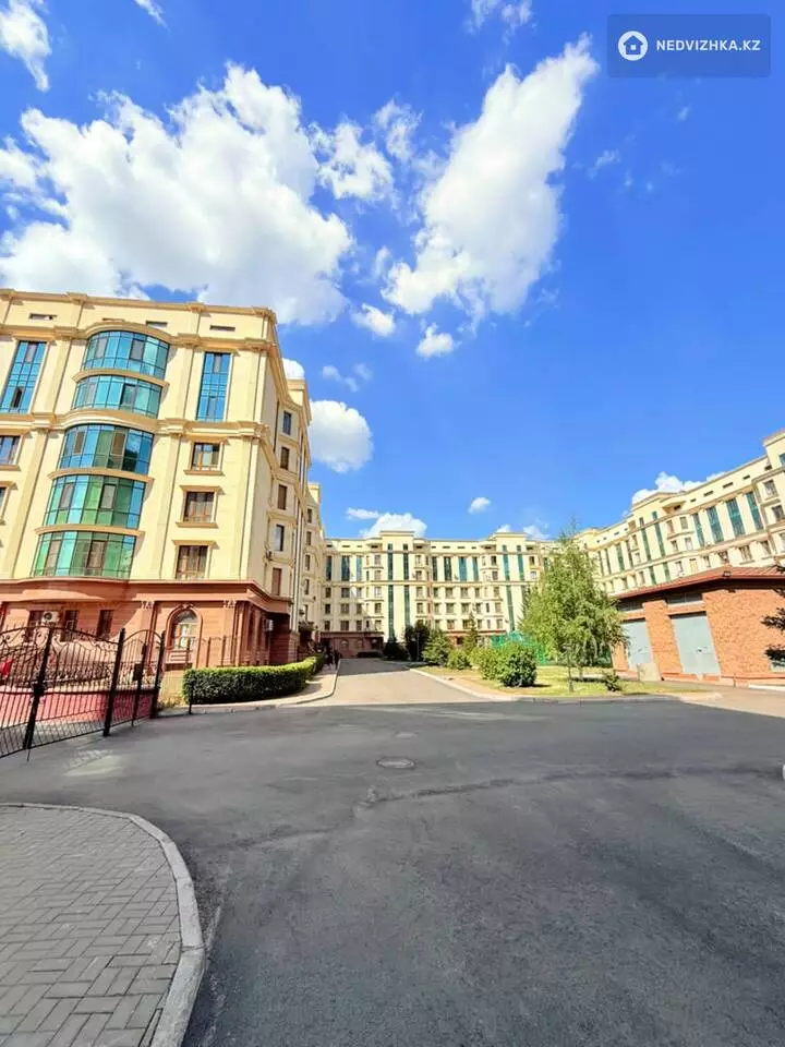 5-комнатная квартира, этаж 6 из 6, 300 м²