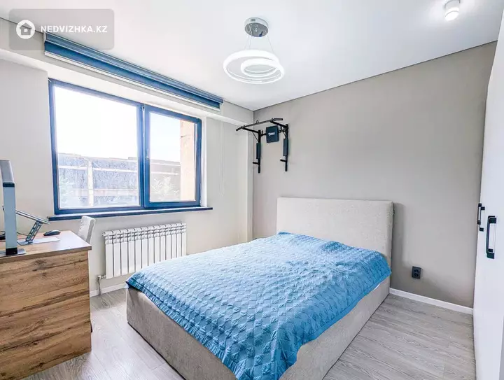 3-комнатная квартира, этаж 3 из 13, 74 м², фотография 2