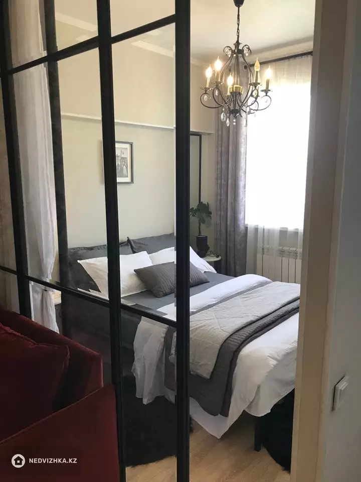 1-комнатная квартира, этаж 10 из 12, 50 м², Посуточно, фотография 2