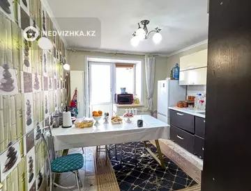 3-комнатная квартира, этаж 8 из 10, 82 м², миниатюра 2