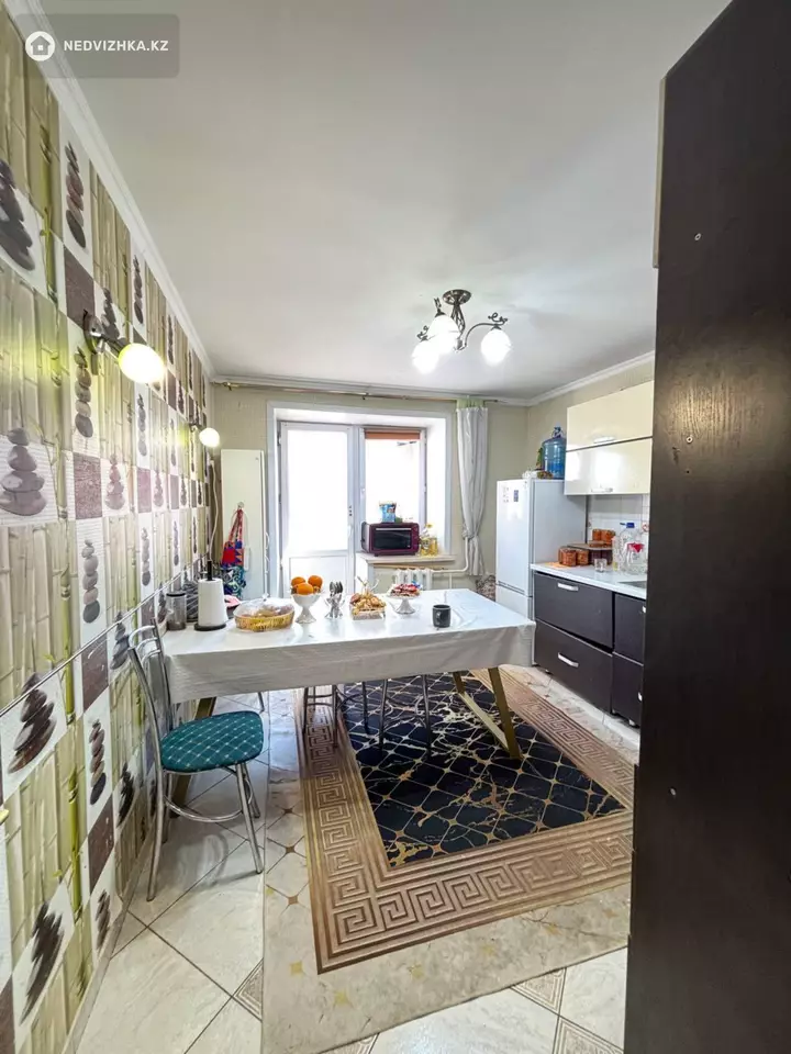 3-комнатная квартира, этаж 8 из 10, 82 м², фотография 2