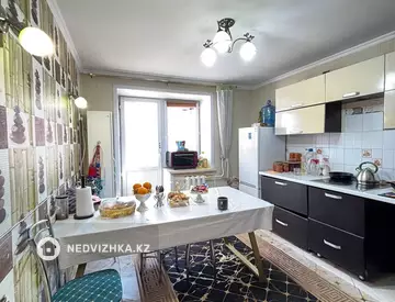 3-комнатная квартира, этаж 8 из 10, 82 м², миниатюра 1