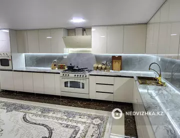 8-комнатный дом, 20 соток, 300 м², На длительный срок