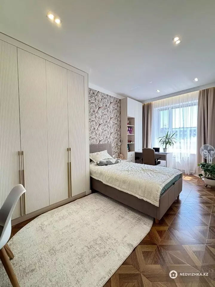 4-комнатная квартира, этаж 8 из 9, 102 м², фотография 2